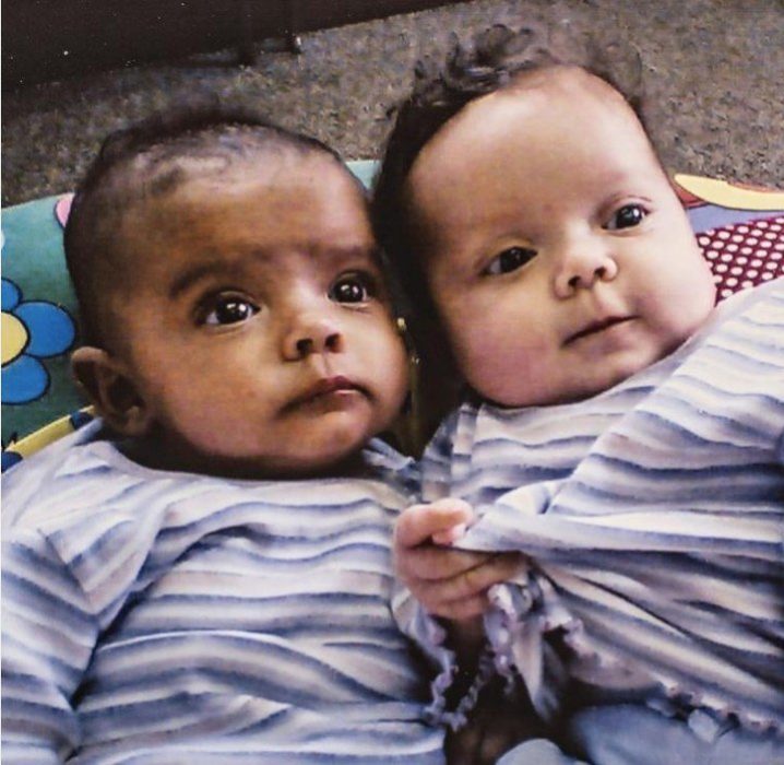 bebés con cabello rizado 