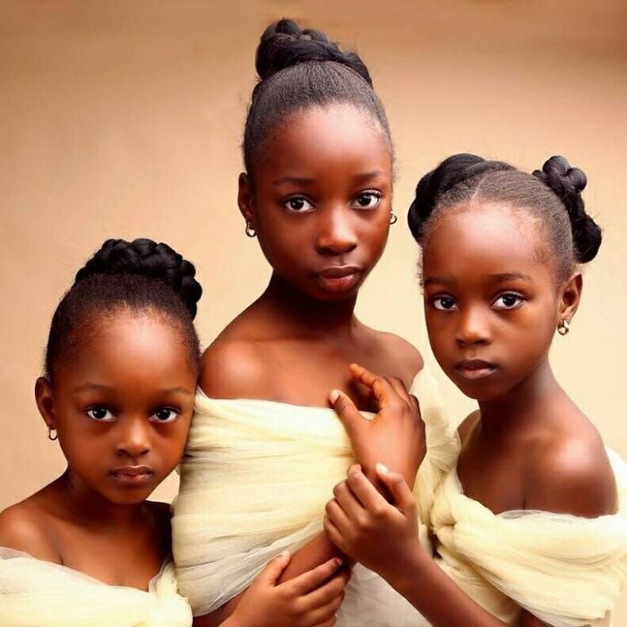 Niña más hermosa del mundo posando junto a sus hermanas 