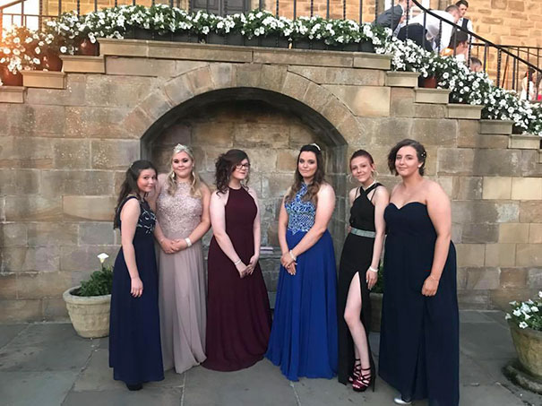 Chicas posando para una foto el día de su graduación