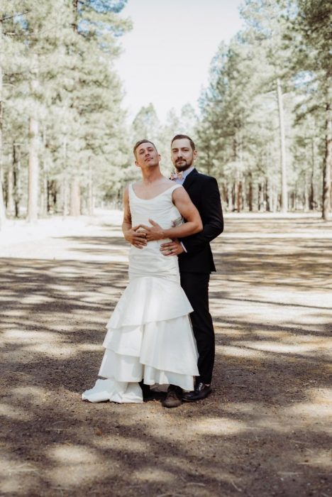 Novio posando junto al hermano de su novia en una sesión de fotos 