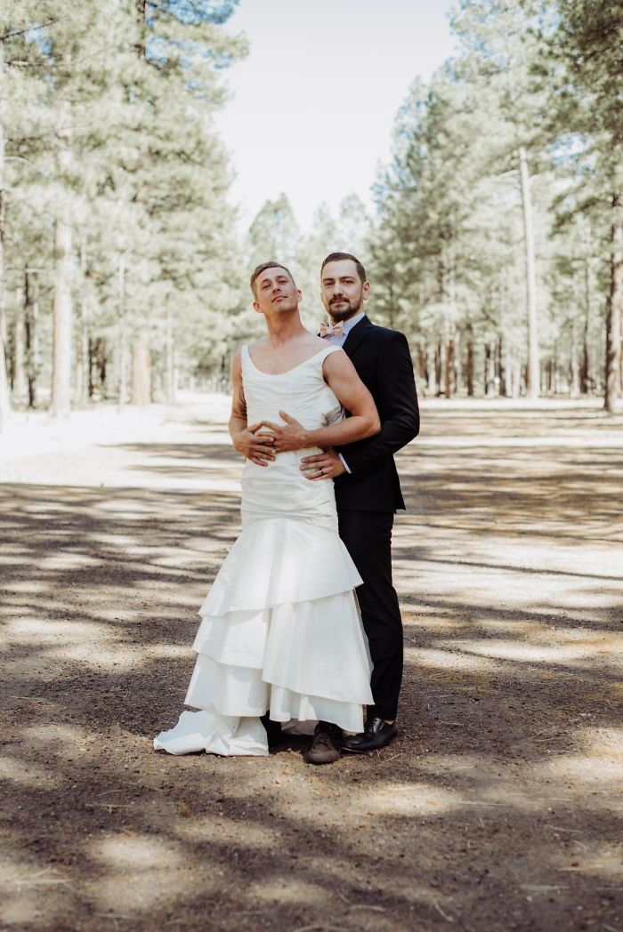 Novio posando junto al hermano de su novia en una sesión de fotos 