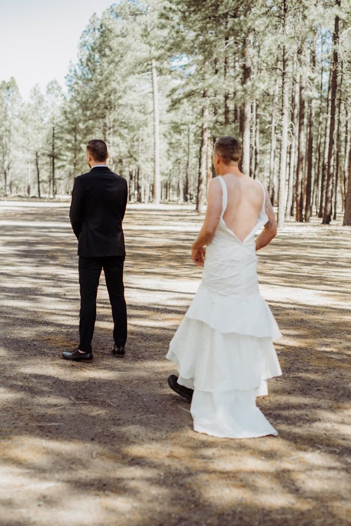 Novio y hermano de la novia posando en una sesión de fotos 