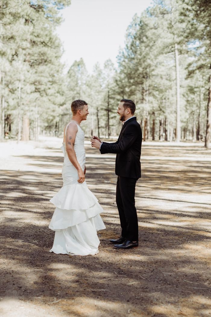 Novio y hermano de la novia posando en una sesión de fotos 