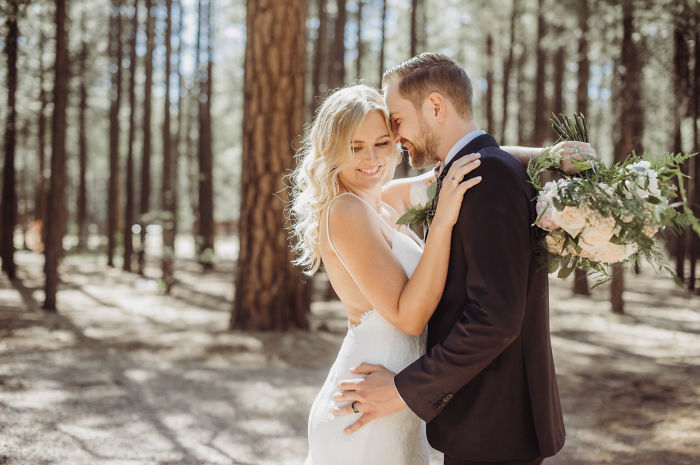 Pareja de novios durante una sesión de fotos 