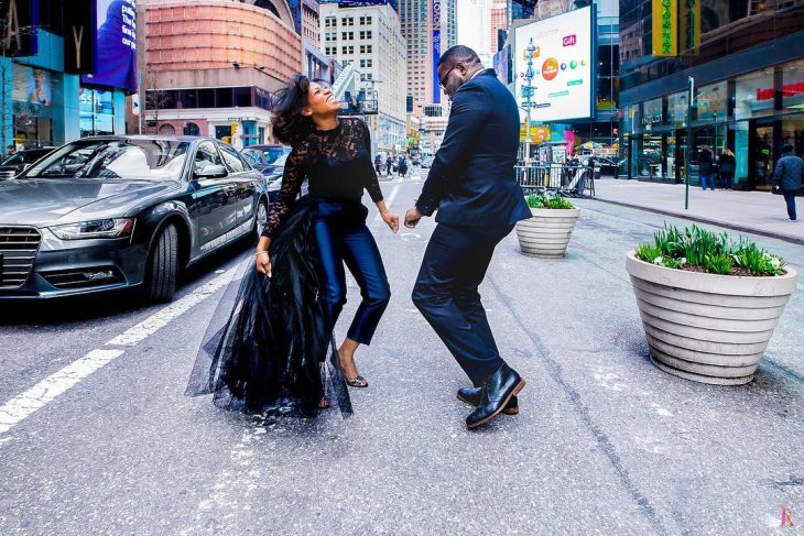 Novios tomados de las manos durante una sesión de fotos 