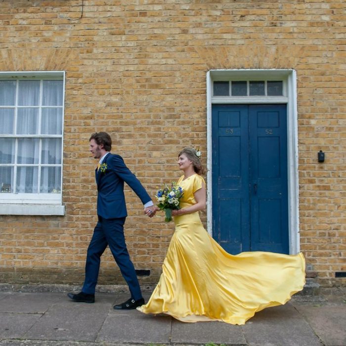 Novios tomados de las manos durante una sesión de fotos 