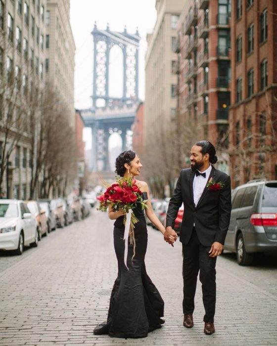 Novios tomados de las manos durante una sesión de fotos 