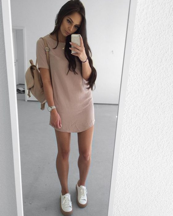 chica con vestido nude 