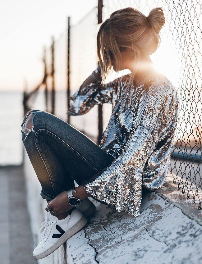 Chica usando una blusa de color plata 