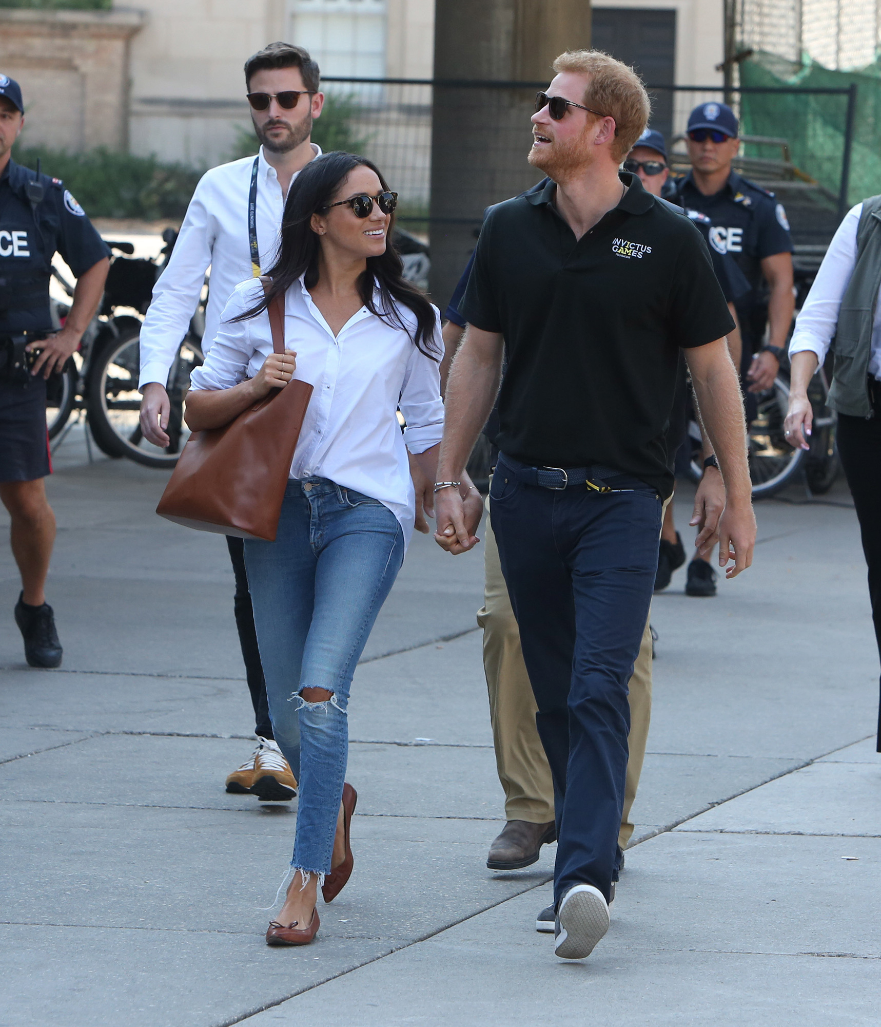 Meghan Markle y harry caminando tomados de las manos