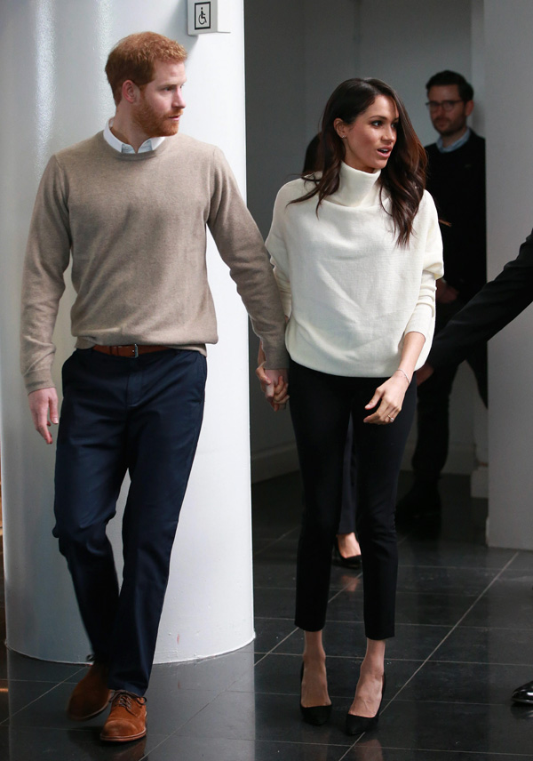 Meghan Markle y el principe Harry tomados de la mano