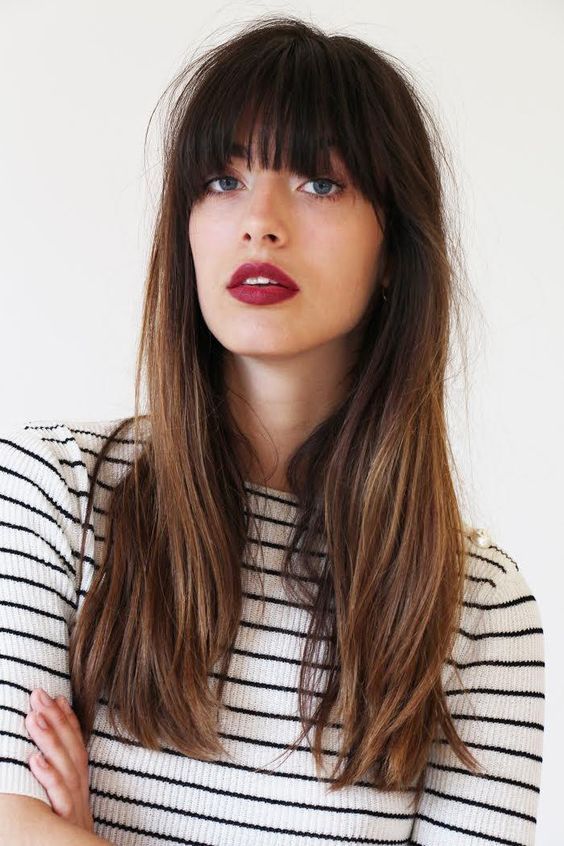 Chica con el cabello largo y de color castaño