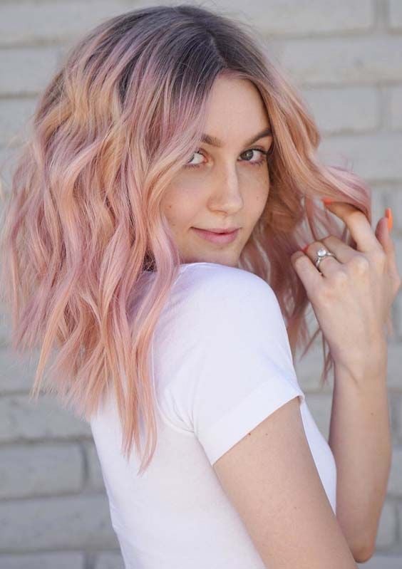 Chica con el cabello largo y de color rosa