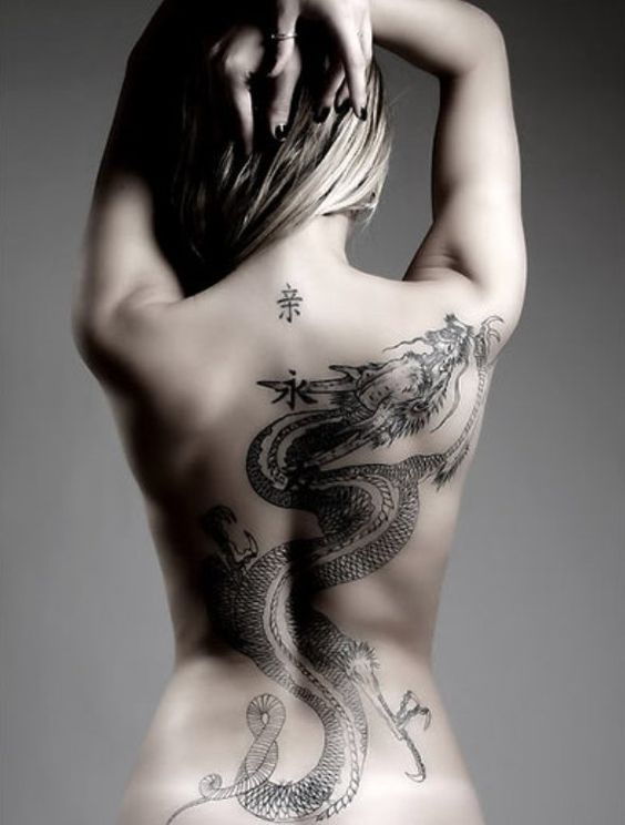 Chica con un tatuaje de dragon en la espalda