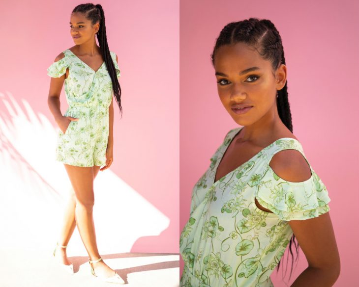 mujer morena con vestido verde 