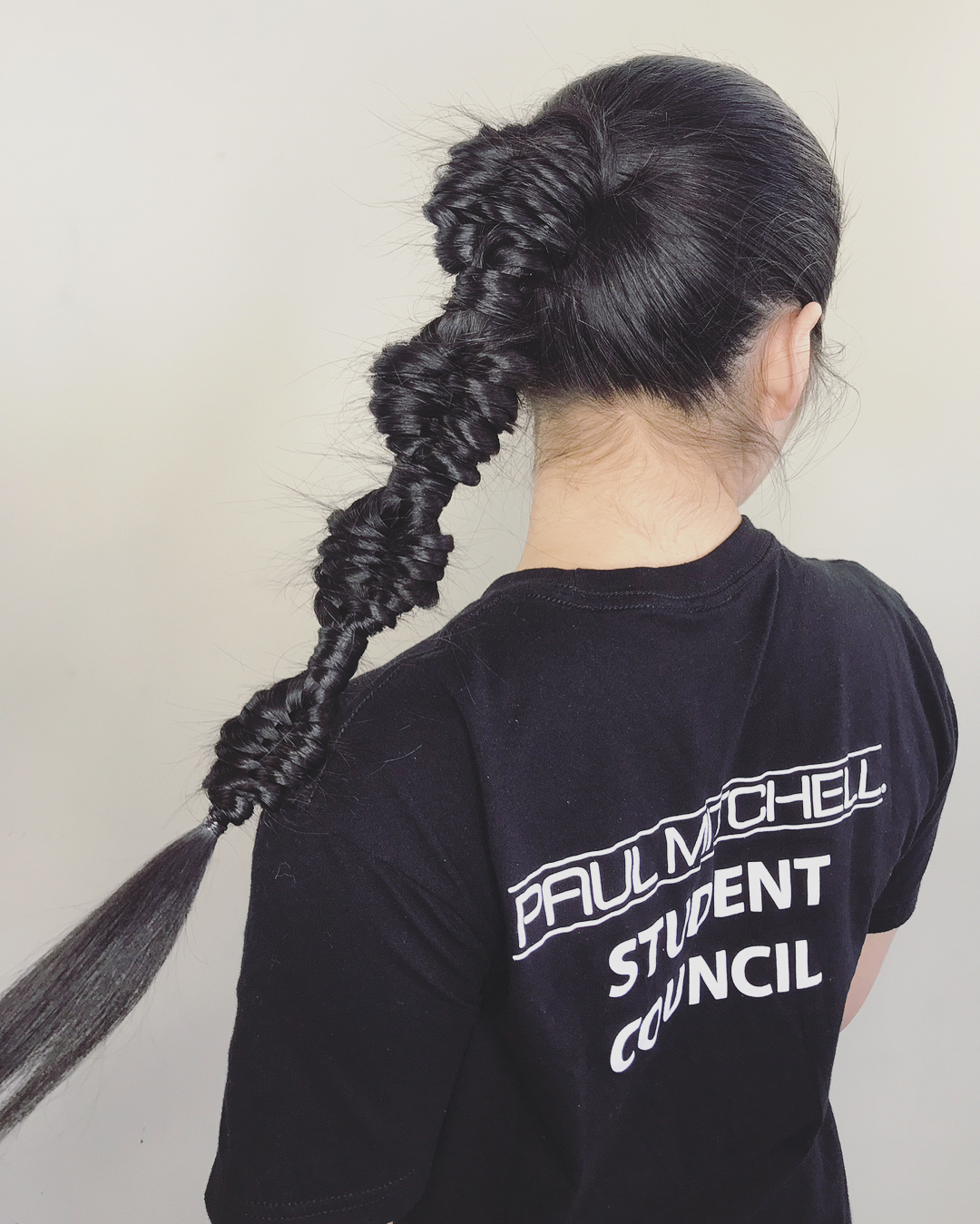 Chica de cabello negro con una trenza de ADN