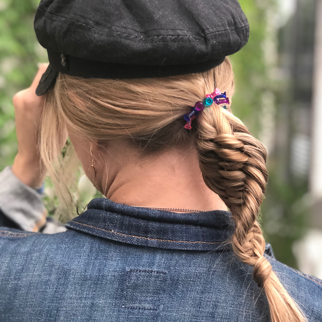 Chica con una trenza adn y una gorra