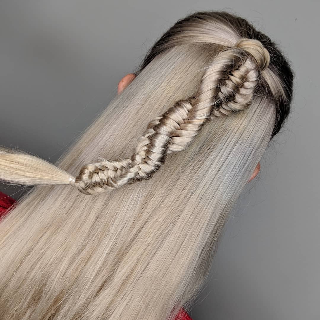 Chica con una trenza de ADN a media coleta