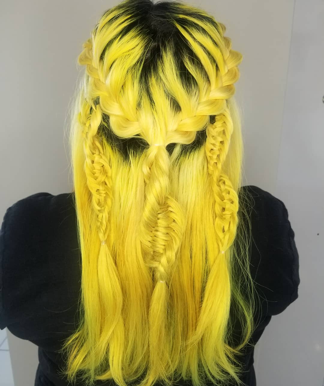 Chica de cabello amarillo con una trenza ADN