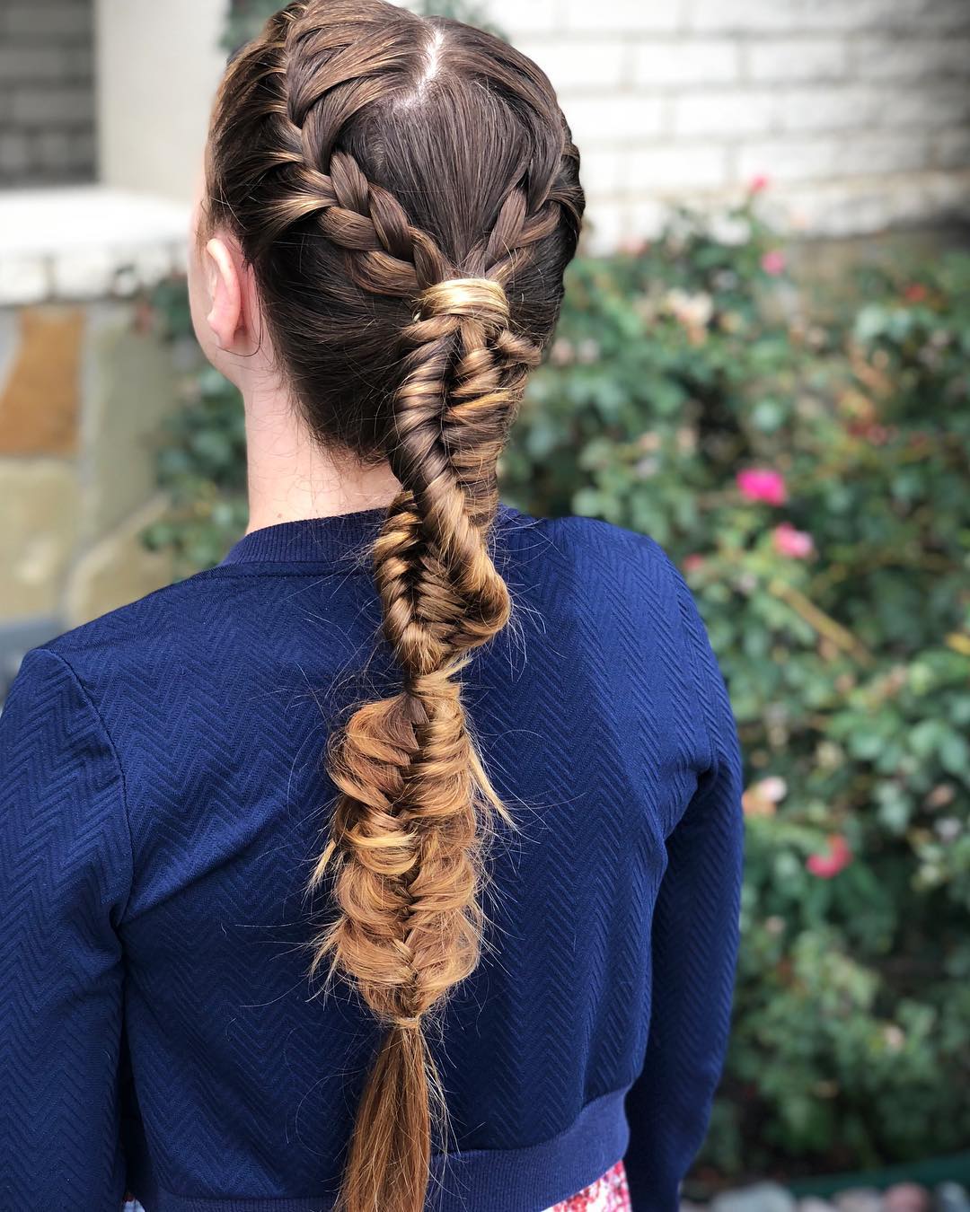 Chica con el cabello degradado y una trenza de adn