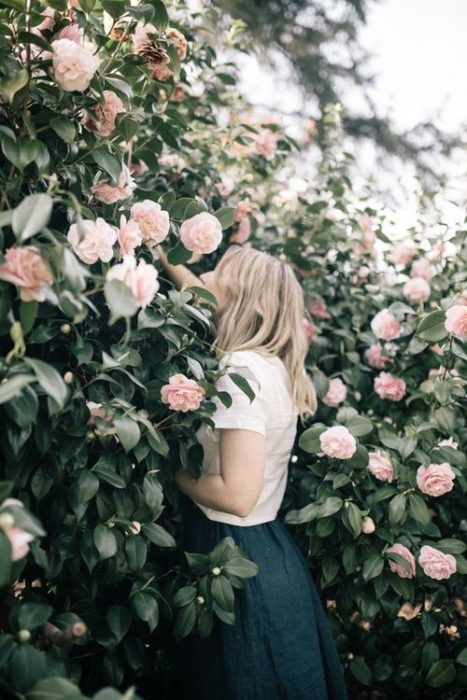 chica oliendo rosas 