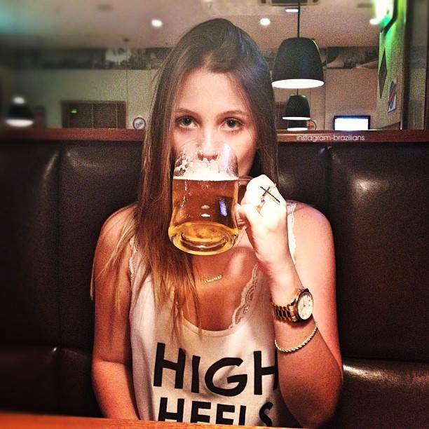 chica bebiendo cerveza 