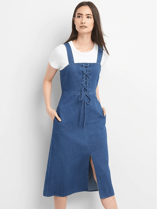 Mujer con vestido de mezclilla y playera blanca