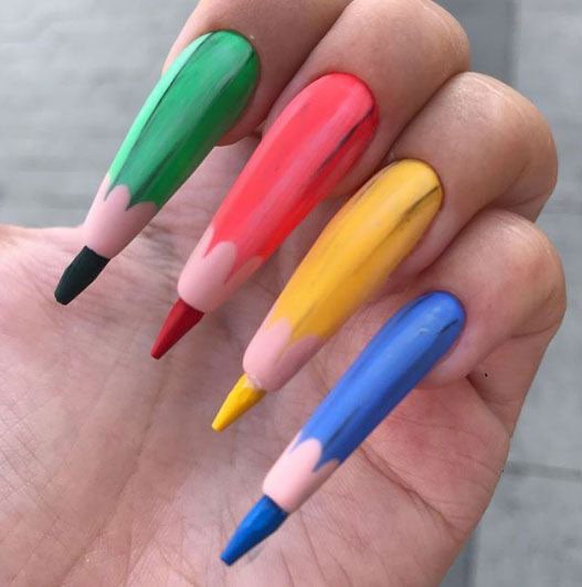 Uñas con lapices de colores