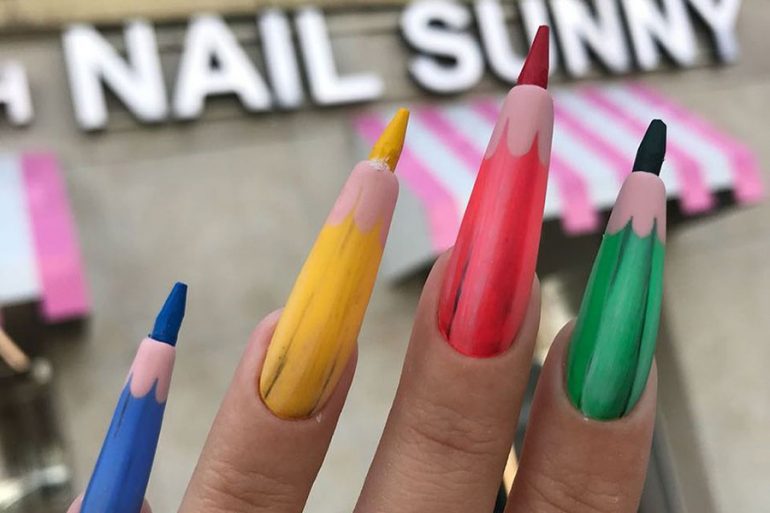 Uñas con lapices de colores