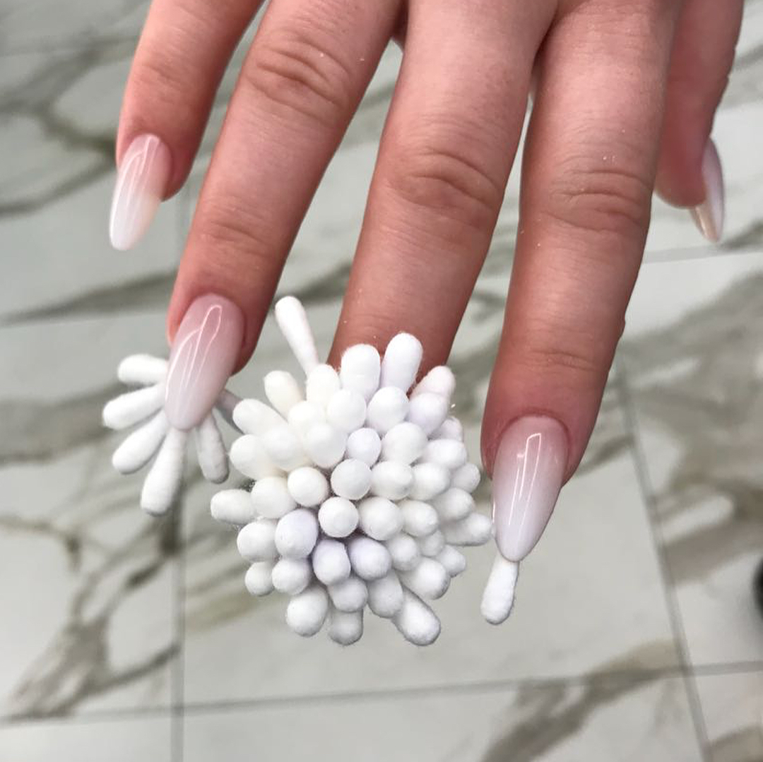 Uñas con limpiadores para los oídos 