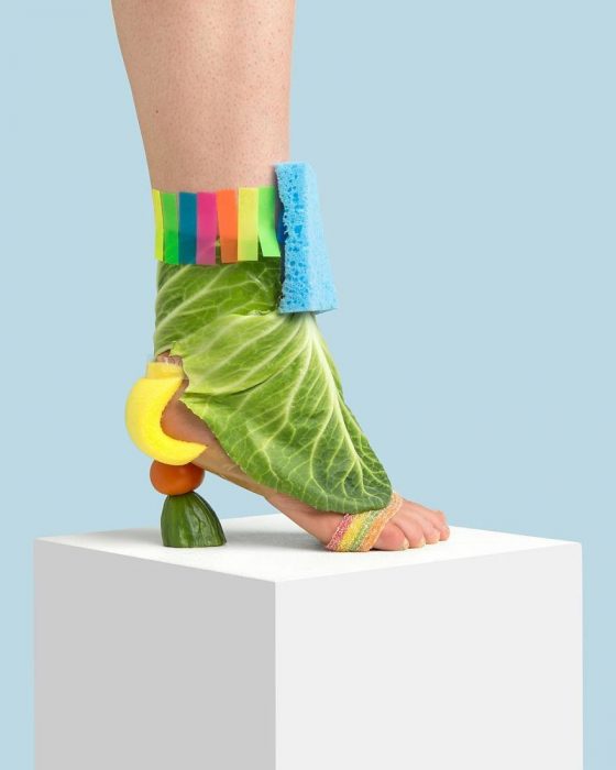 Zapatos creados con post-it, frutas y lechuga