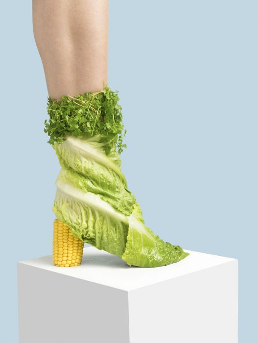 Zapatos creados con lechuga y elote