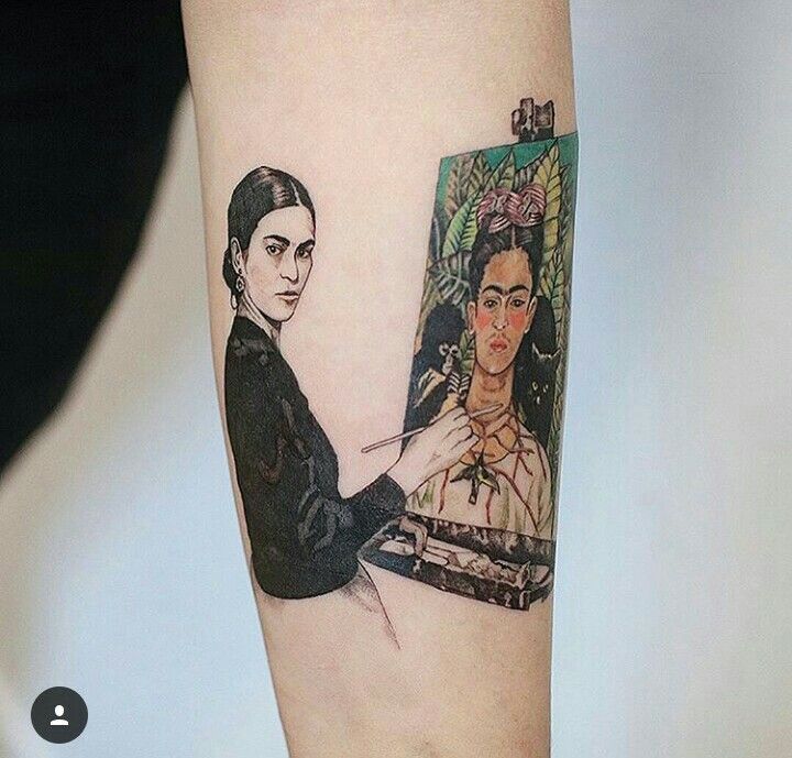 brazo con tatuaje de mujer pintando 