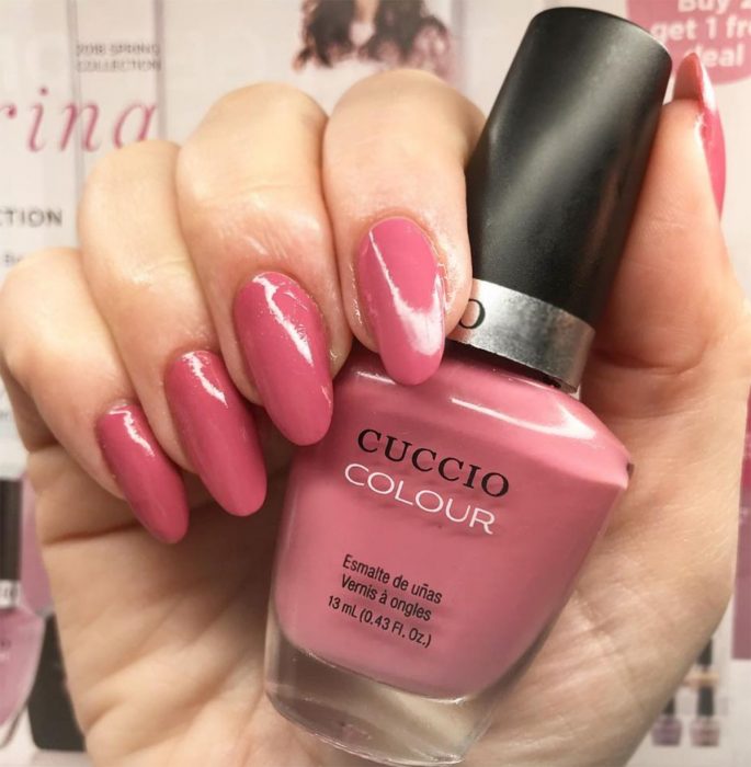 manos con esmalte rosa