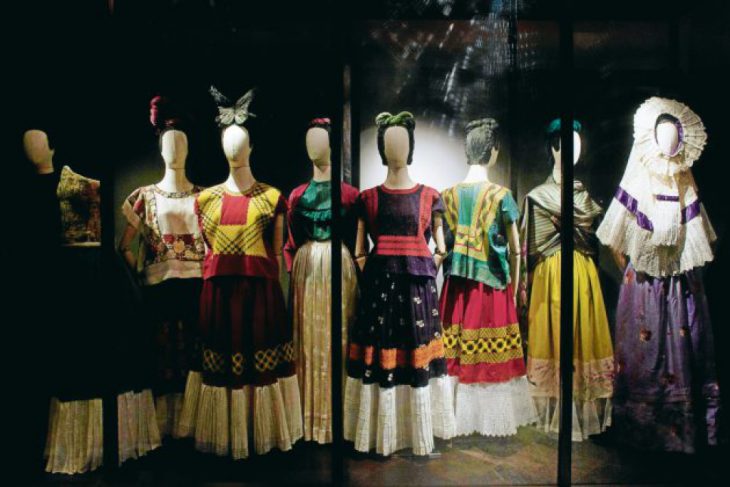 maniquíes de mujer con vestidos de colores 