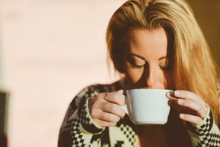 chica tomando un té