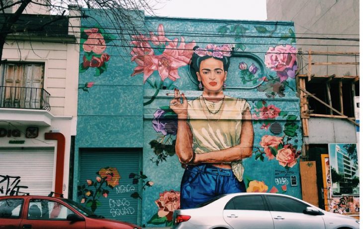 mujer con flores y chongo 