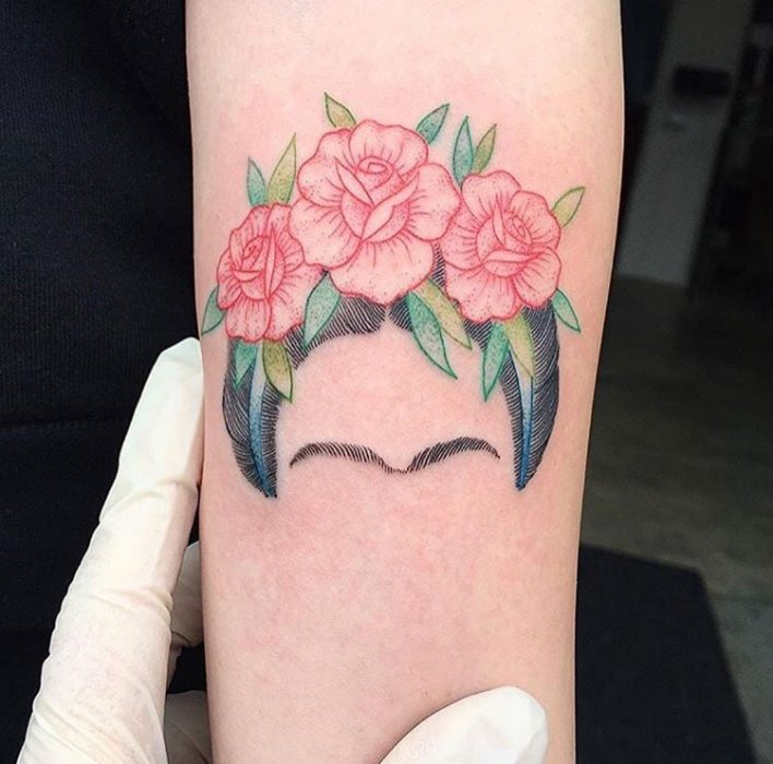 tatuaje de peinado flores y cejas 