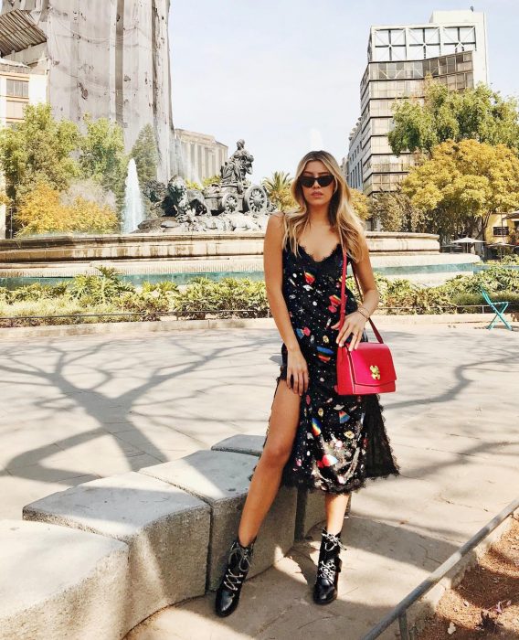 mujer con vestido negro de colores 