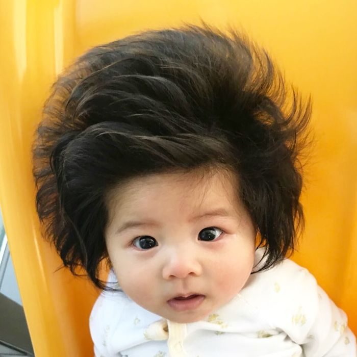 bebé con cabellera abundante 