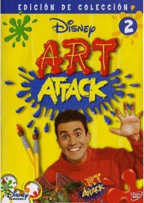 hombre con sudadera roja y art attack