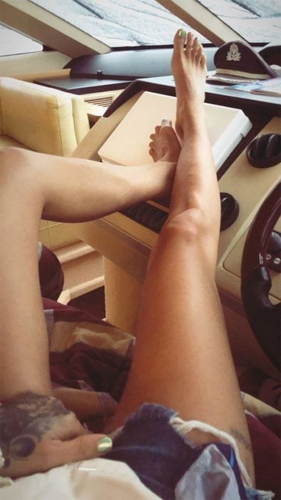 piernas de mujer sobre un coche 