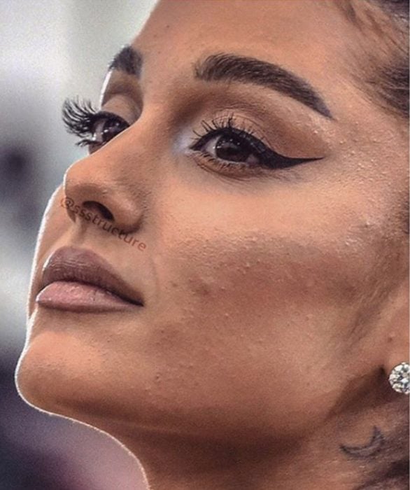 Ariana Grande de cerca y sin photoshop