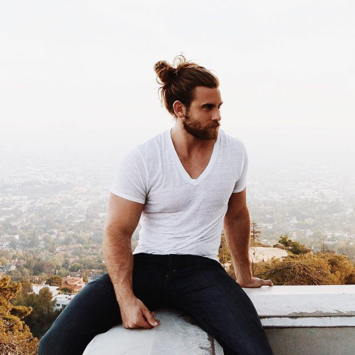 hombre con playera blanca y chongo