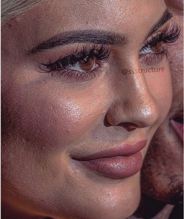 Kylie Jenner de cerca y sin photoshop
