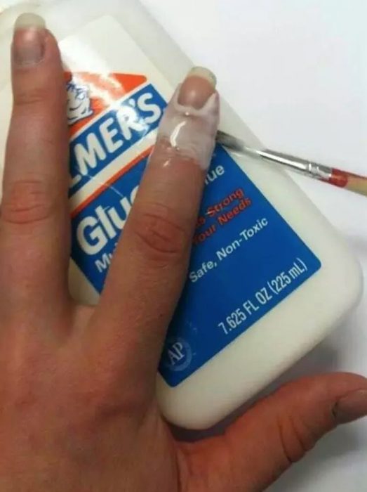 Usa resistol blanco para pintarte las uñas