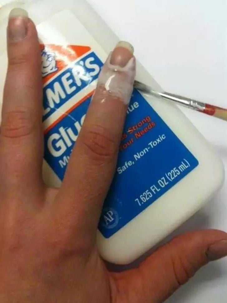 Usa resistol blanco para pintarte las uñas