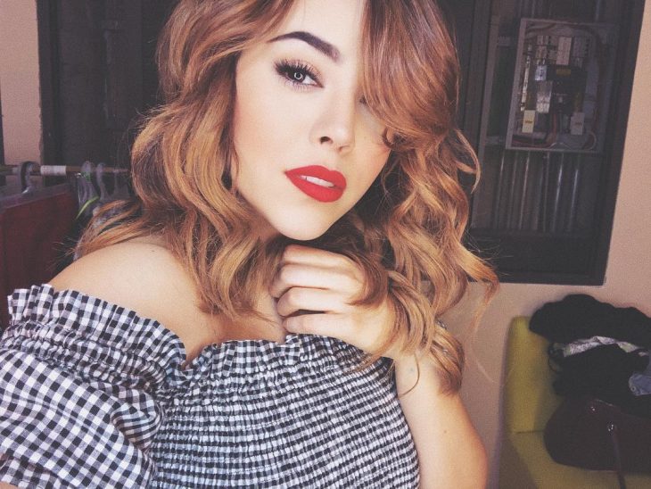 mujer cabello castaño y labios rojos 