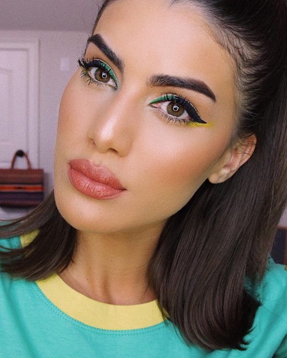 mujer morena con delineado verde con amarillo