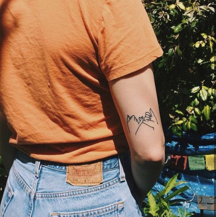 tatuaje de manos en el brazo